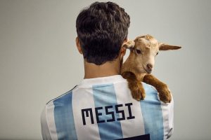 Lionel Messi đặt ra với dê để chụp ảnh