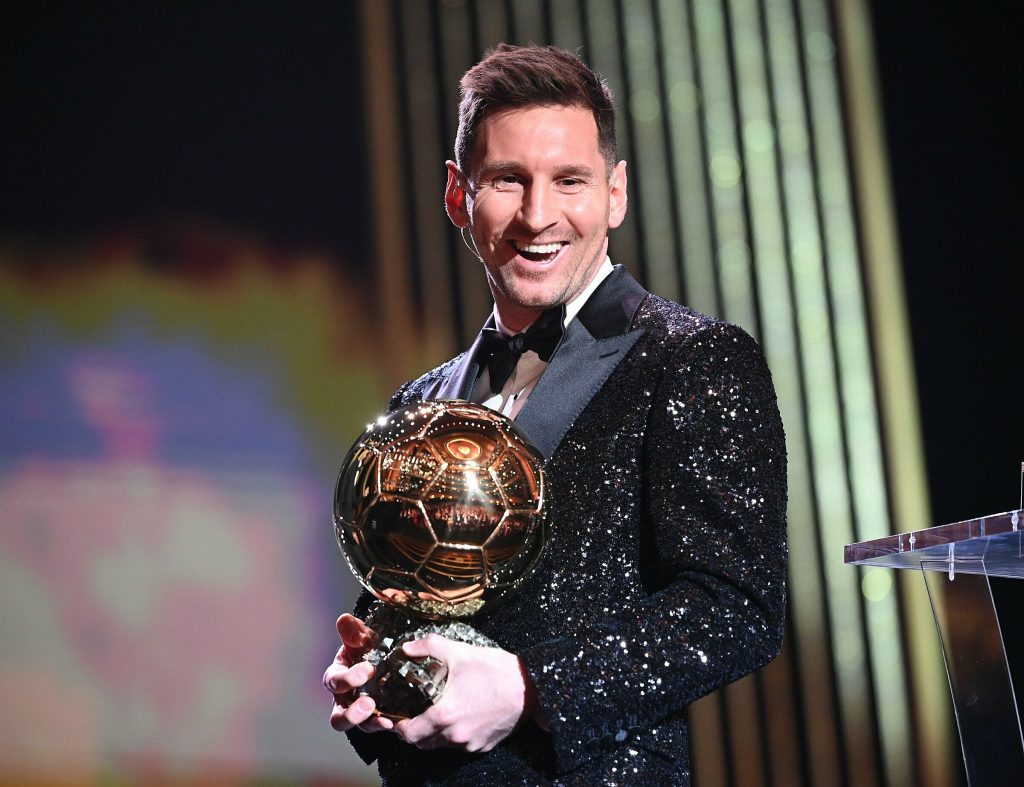 Vượt mặt Ronaldo, Messi đoạt Quả Bóng Vàng 2021 